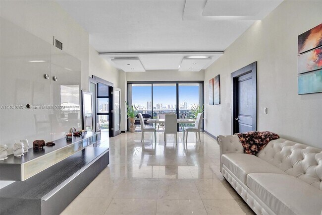 Foto del edificio - 3625 N Country Club Dr