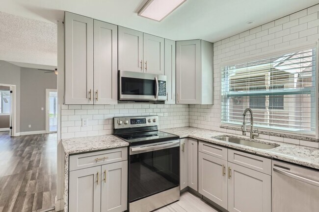 Foto del edificio - 587 Portland Cir