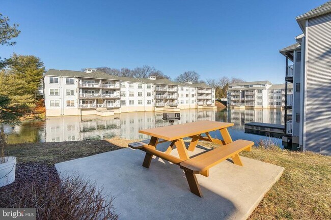 Foto del edificio - 600 Waters Edge Dr