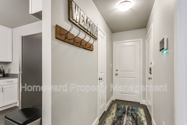 Building Photo - 3813 Huntington Dr