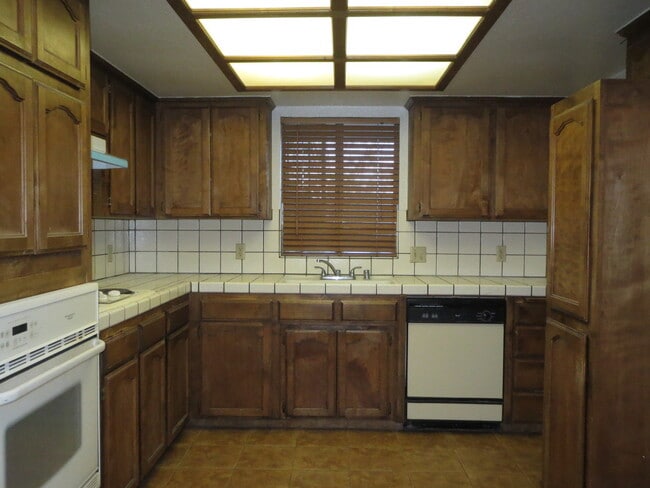 Foto del edificio - Spacious Headliner home with living room, ...