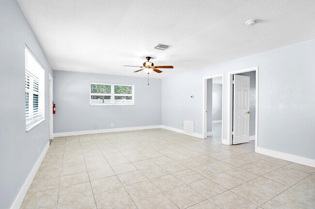 Building Photo - 578 Holly Dr