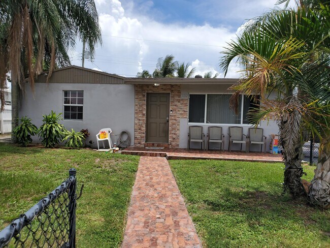 Building Photo - 732 Aspen Rd