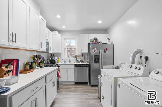 Building Photo - 3 bedroom in Brooklyn NY 11205