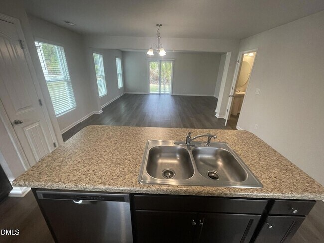 Foto del edificio - 2048 Wiggins Village Dr