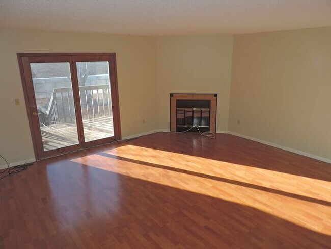 Foto del edificio - $1,475 | 2 Bedroom + Den, 2.5 Bathroom Townhome | NO PETS | Available for August 1st, 2026 Move In!