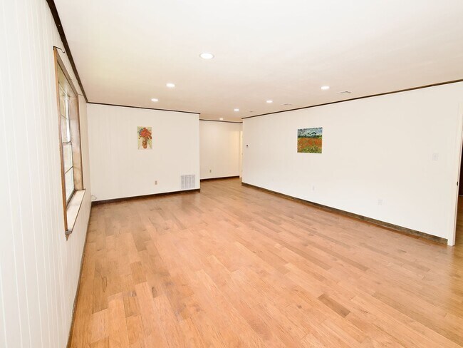Building Photo - 4 Bedroom Home in a wonderful location nea...