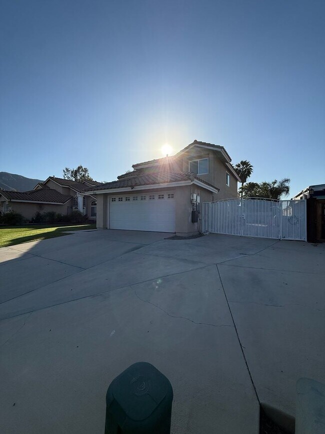 Foto del edificio - Beautiful 4 Bedroom Home in Lake Elsinore with Pool