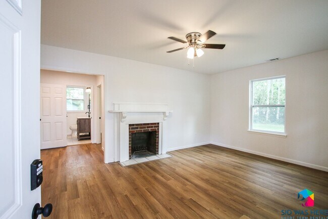 Building Photo - Charming 3-Bedroom, 2-Bathroom Unfurnished...
