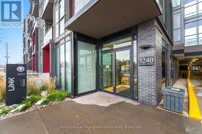 Photo du bâtiment - 5240 Dundas St