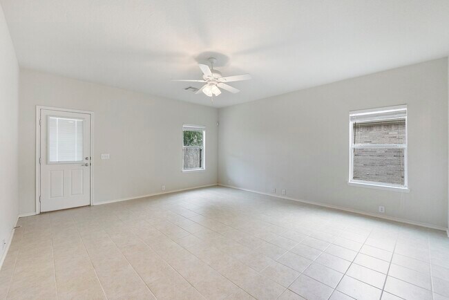 Building Photo - 831 Honeysuckle Vine Dr