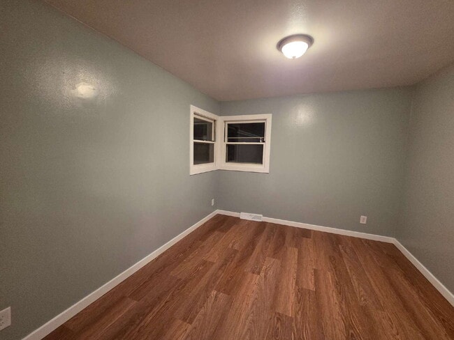 Building Photo - Cosmetically refreshed 3 Bedroom Lower Centrally located near State Fair!