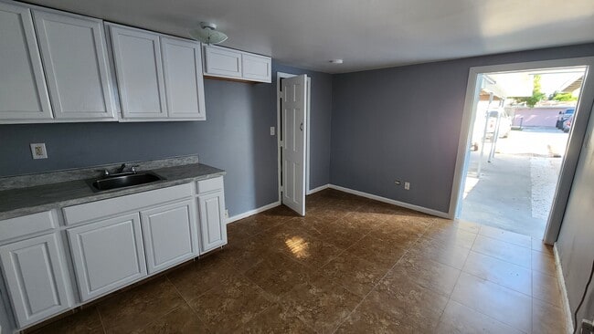 Foto del edificio - 2252 Maple Ave