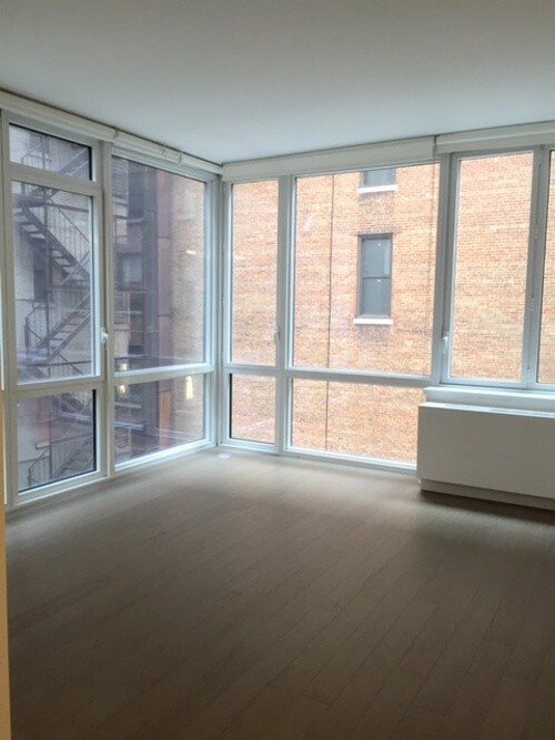 Building Photo - No-fee Studio / 32nd & Fifth / $3,690
