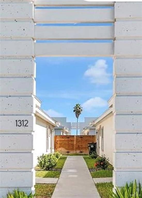 Building Photo - 10 Lore Dr