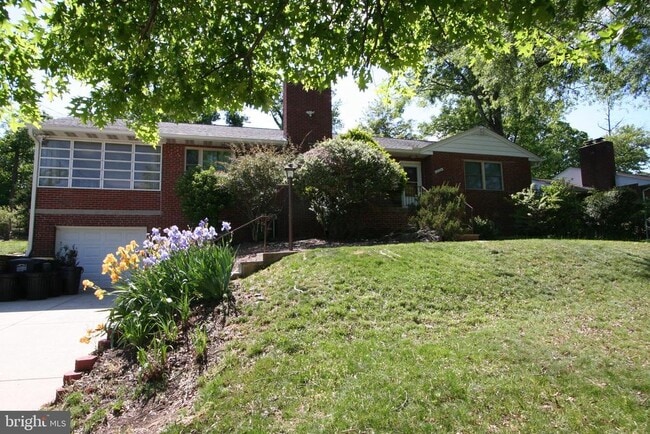 Building Photo - 10104 Towhee Ave