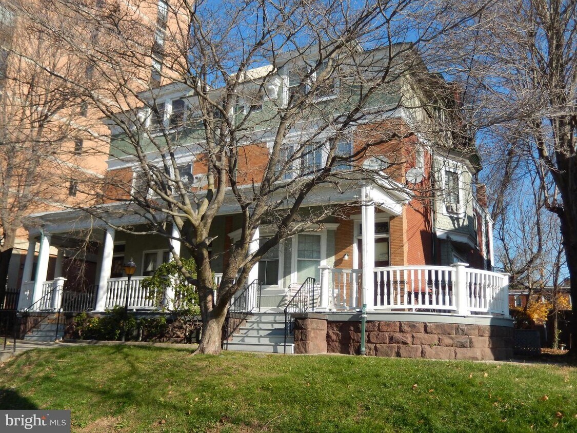 Primary Photo - 307 W 18th St