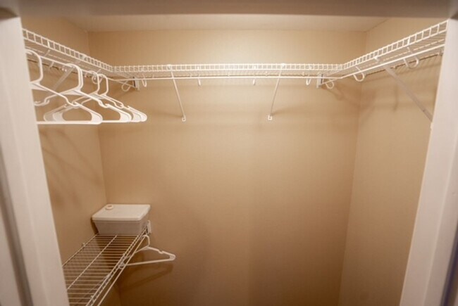 Foto del edificio - FURNISHED TOWNHOME!