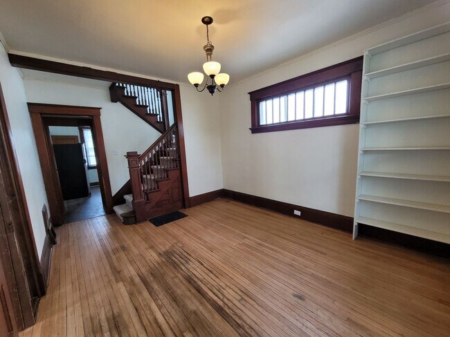 Building Photo - 3 bedroom 1 bath, natural hardwood floors!