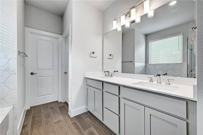 Foto del edificio - 8412 Cottage Rose Dr