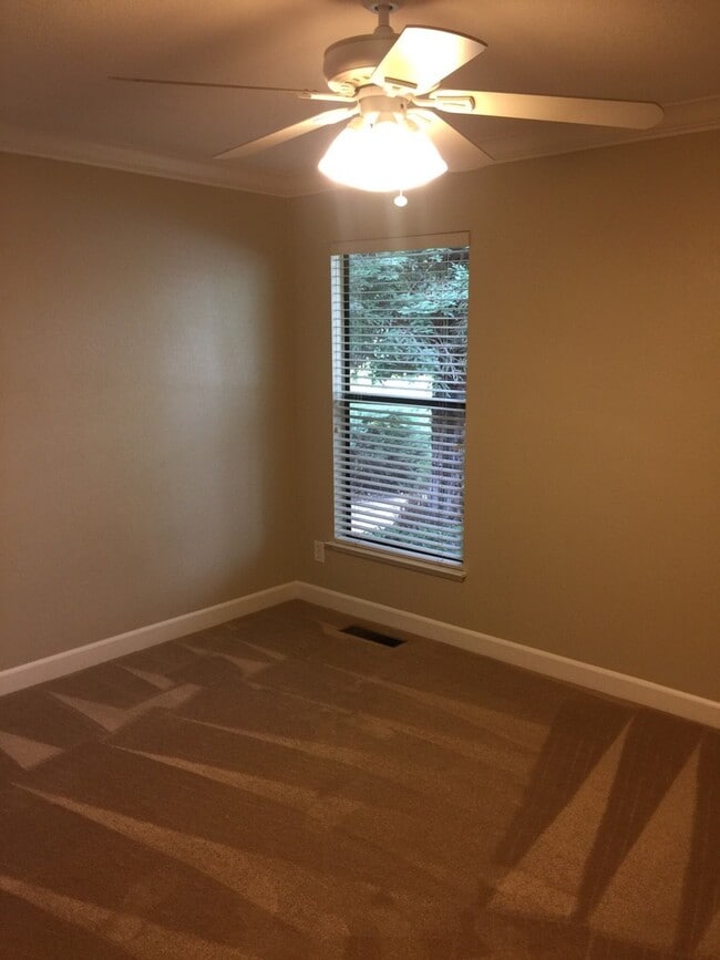 Building Photo - 3 B/R 2.5 BA-Beautiful Home in Nice Yuba City Neighborhood AVAILABLE NOW