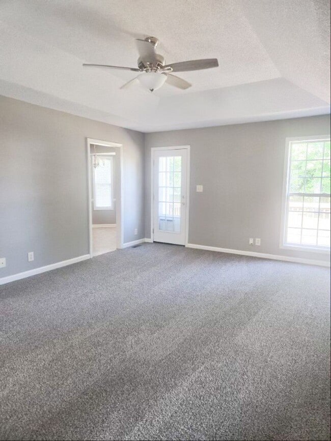 Building Photo - 3 Bedroom 2 Bathroom Home