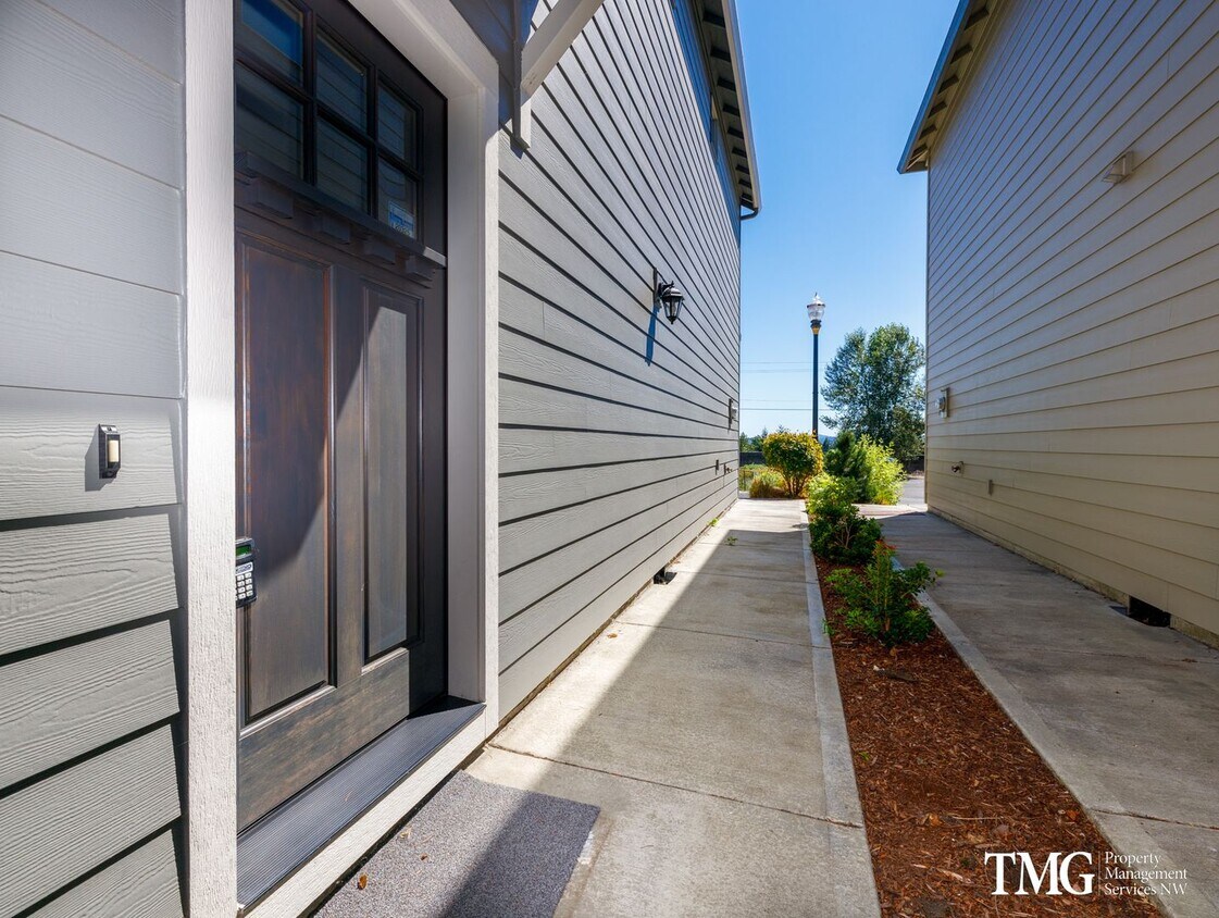 Foto principal - Pre- leasing - Modern Open Home Plus A Garage!