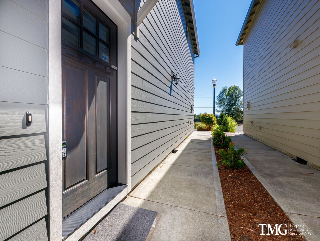 Primary Photo - Pre- leasing - Modern Open Home Plus A Garage!