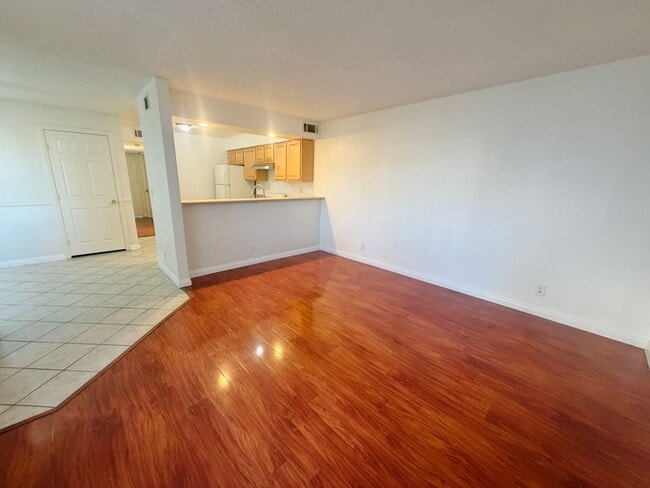 Building Photo - Super central 2 bedroom condo with tile & laminate flooring and in unit laundry! Home is very con...