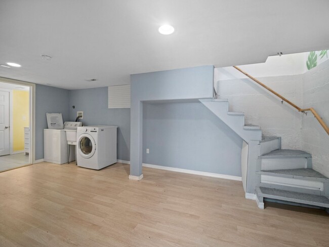 Foto del edificio - Spacious 4-Bedroom Home w/large Outdoor Sp...