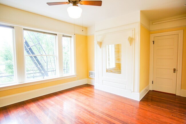 Building Photo - Vintage Studio w/Hardwoods & Large Sunny Windows