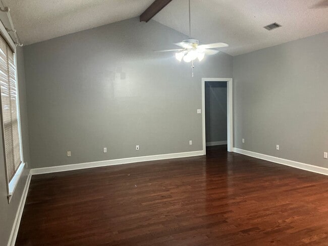 Building Photo - Beautiful Home!