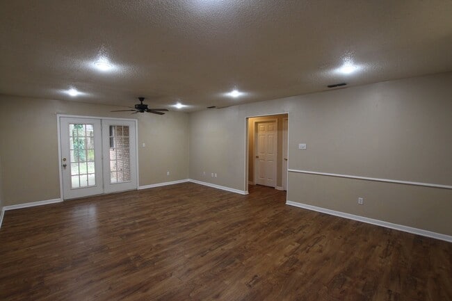 Building Photo - Langley Westminster Duplex