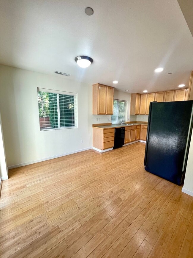 Building Photo - 3 Bedroom Home in DuPont
