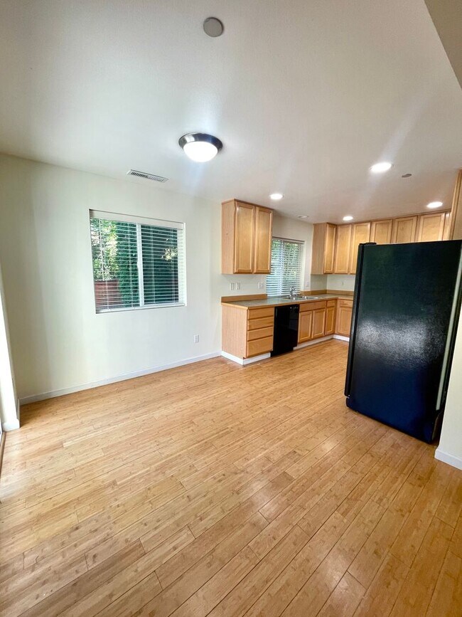 Foto del edificio - 3 Bedroom Home in DuPont