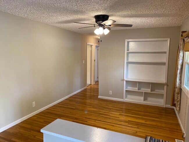 Building Photo - 1036 E Auman Dr