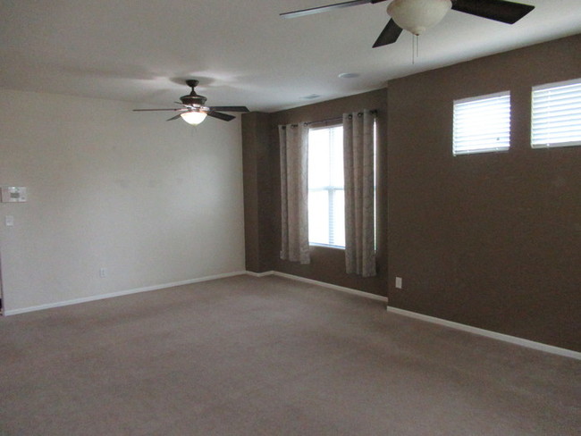 Building Photo - Stunning Townhome in Cherrywood Park!