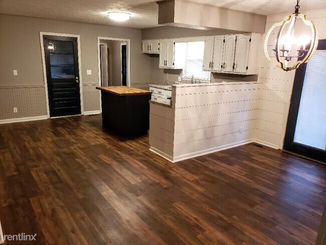Building Photo - 3 br, 2 bath House - 300 Chadwick Dr
