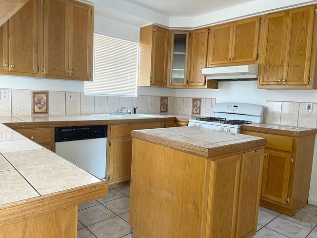 Building Photo - READY NOW! 3+2 with garage and large fenced backyard