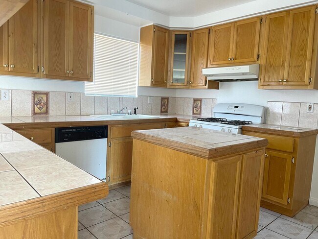 Foto del edificio - READY NOW! 3+2 with garage and large fenced backyard