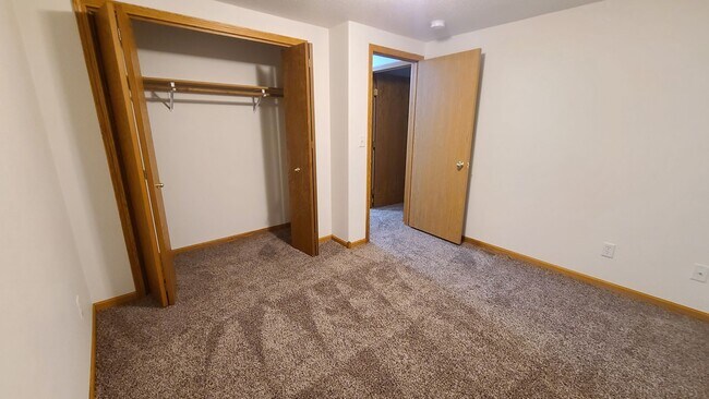 Foto del edificio - 5 Bedroom, 3 Bath - Triple Garage - Fenced yard Home