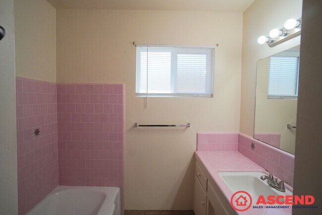 Building Photo - 3 Bedroom Home Near Compton Junior High in...