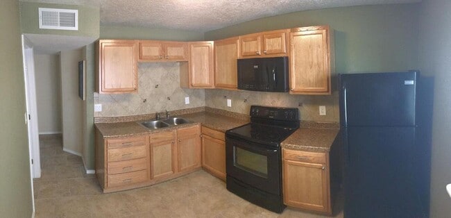 Building Photo - 1808 Buena Vista Dr SE