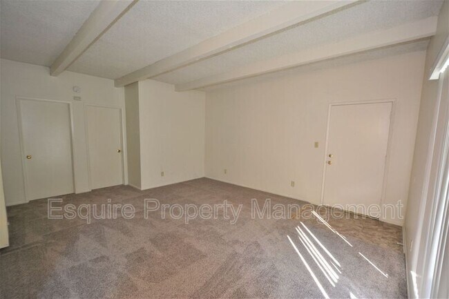 Building Photo - 2050 N Ventura Rd
