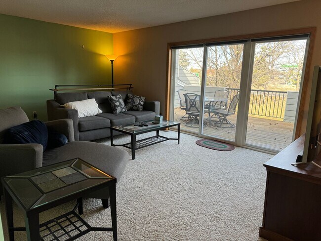 Building Photo - 2 Bed/1.5 Bath Updated Townhouse- Great Lo...