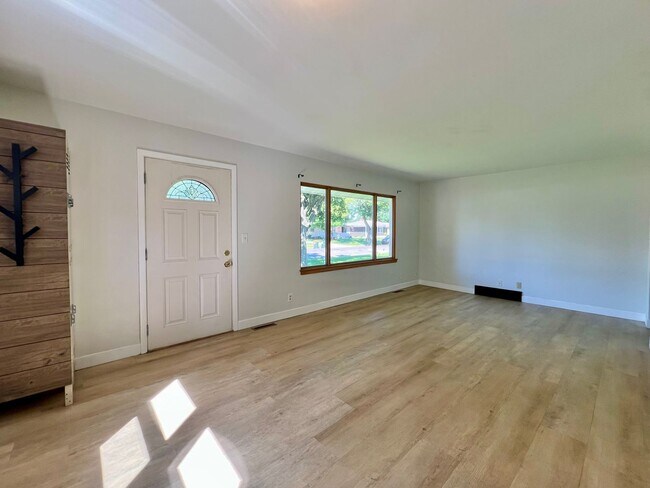 Foto del edificio - Beautiful 4-Bed, 2-Bath Single-Family Home!