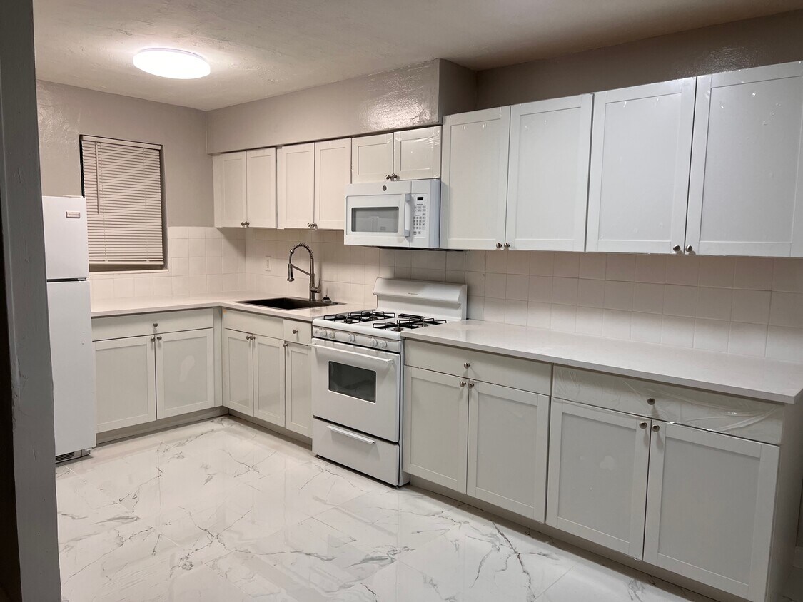 KITCHEN - 4300 SW 67th Ave