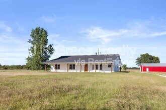 Building Photo - 740 N League
