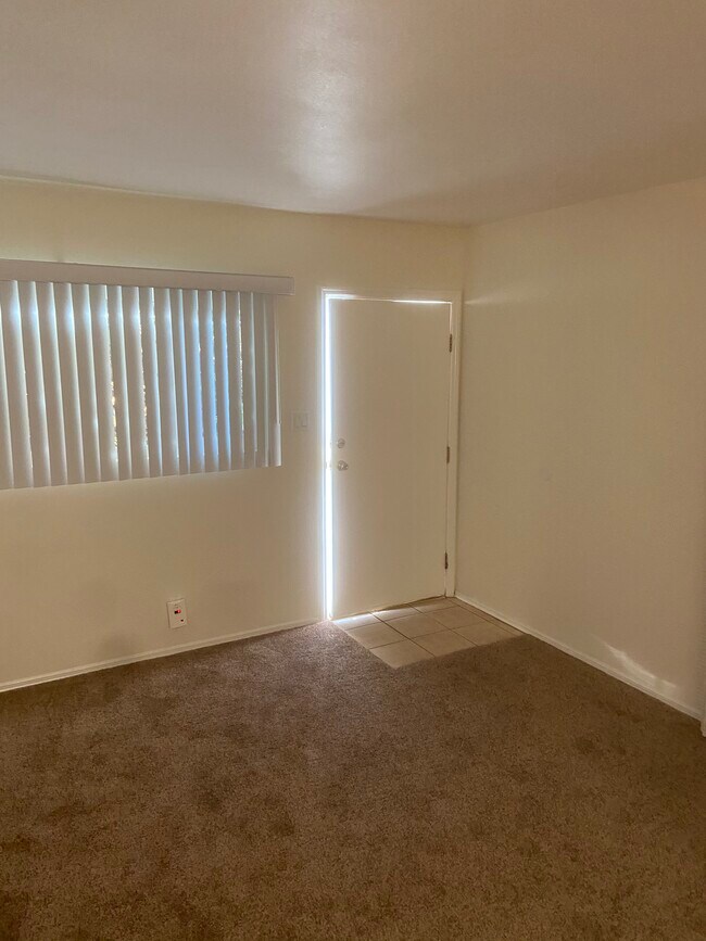 Living roo - 14642 Kittridge St