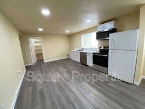 Building Photo - 7041 S 116th Pl